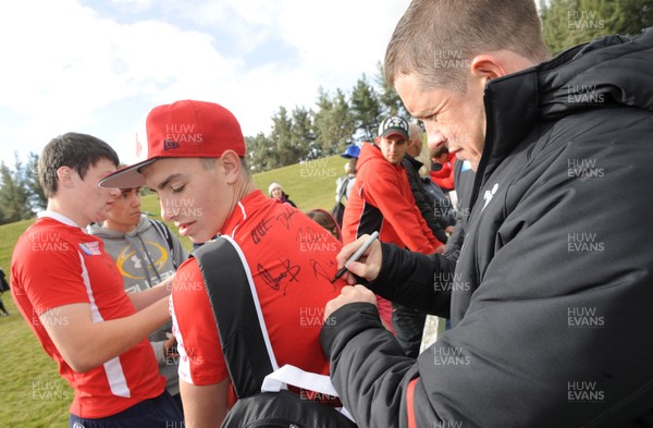 13.09.11 - Wales Rugby Training - Shane Williams signs autographs for fans during an open training session. 