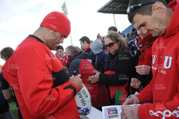 13.09.11 - Wales Rugby Training - Jamie Roberts signs autographs for fans during an open training session. 