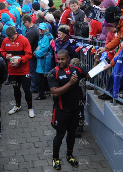 13.09.11 - Wales Rugby Training - Aled Brew signs autographs for fans during an open training session. 