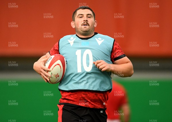 131020 - Wales Rugby Training - Wyn Jones during training