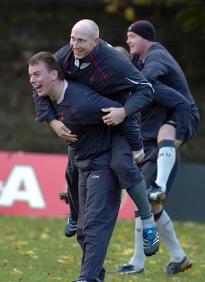 13.11.06 - Wales Rugby Training - Tom Shanklin and Matthew Rees(R) during training 