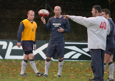 13.11.06 - Wales Rugby Training - Martyn Williams(L) and Gareth Thomas look on as defence coach, Rowland Phillips makes a point during training 
