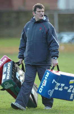 13.11.06 - Wales Rugby Training - Wales Coach, Gareth Jenkins during training 