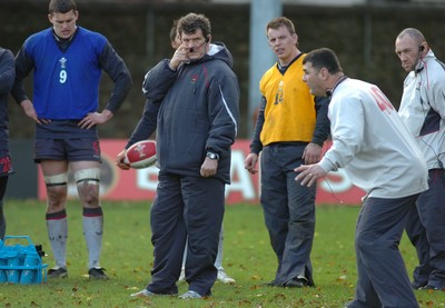 13.11.06 - Wales Rugby Training - Wales coach, Gareth Jenkins looks on as defence coach, Rowland Phillips during training 