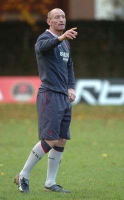 13.11.06 - Wales Rugby Training - Gareth Thomas during training 