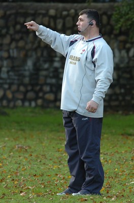 13.11.06 - Wales Rugby Training - Wales defence coach, Rowland Phillips during training 