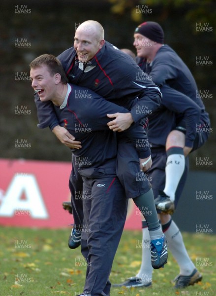 13.11.06 - Wales Rugby Training - Tom Shanklin and Matthew Rees(R) during training 
