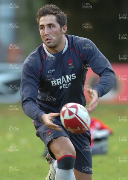 13.11.06 - Wales Rugby Training - Gavin Henson during training 