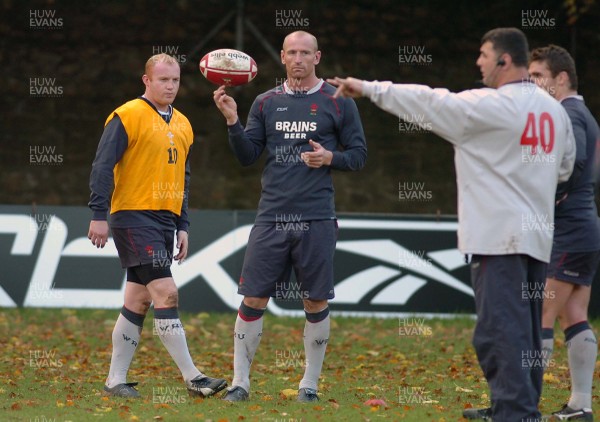 13.11.06 - Wales Rugby Training - Martyn Williams(L) and Gareth Thomas look on as defence coach, Rowland Phillips makes a point during training 