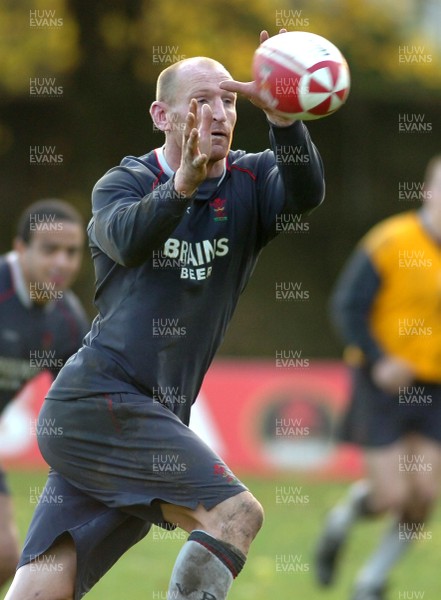 13.11.06 - Wales Rugby Training - Gareth Thomas during training 