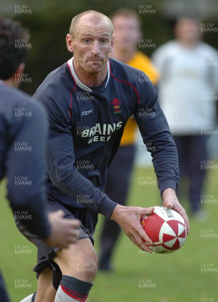 13.11.06 - Wales Rugby Training - Gareth Thomas during training 