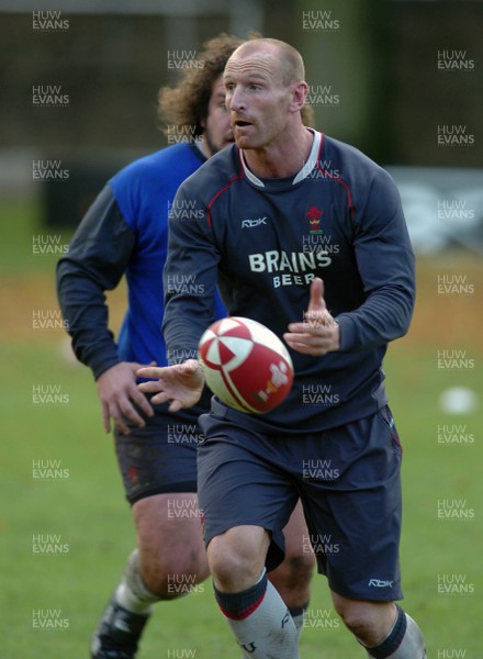 13.11.06 - Wales Rugby Training - Gareth Thomas during training 
