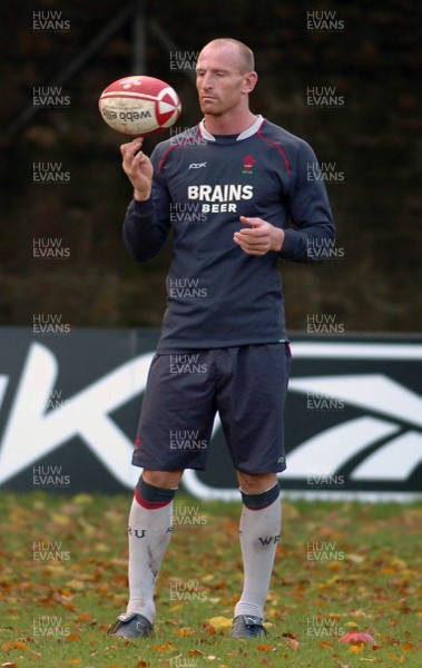 13.11.06 - Wales Rugby Training - Gareth Thomas during training 