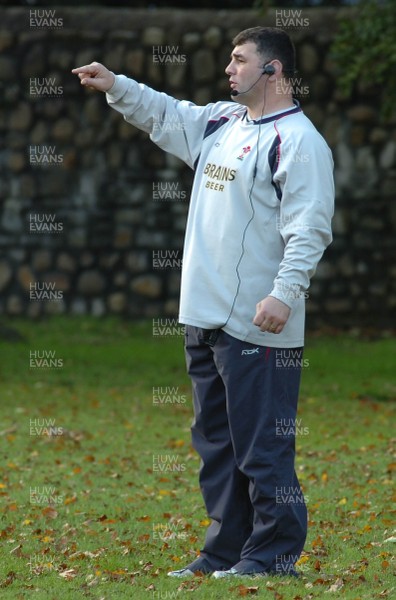 13.11.06 - Wales Rugby Training - Wales defence coach, Rowland Phillips during training 