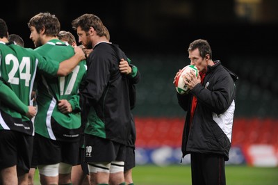 13.11.08 - Wales Rugby Training - Wales backs coach, Rob Howley during training. 