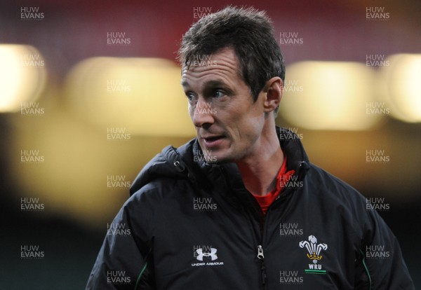 13.11.08 - Wales Rugby Training - Wales backs coach, Rob Howley during training. 
