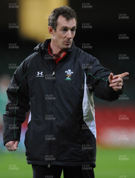 13.11.08 - Wales Rugby Training - Wales backs coach, Rob Howley during training. 