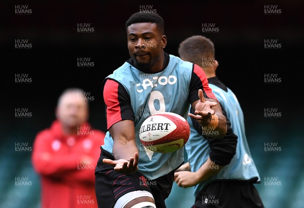 131121 - Wales Rugby Training - Christ Tshiunza during training