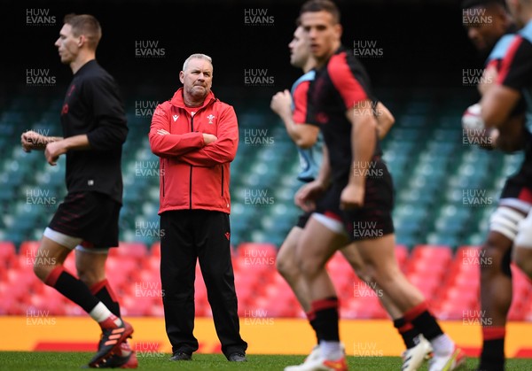 131121 - Wales Rugby Training - Wayne Pivac during training