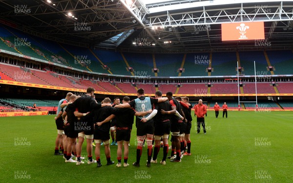 131121 - Wales Rugby Training - Players huddle during training