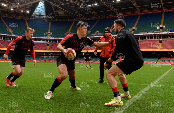 131121 - Wales Rugby Training - Louis Rees-Zammit during training