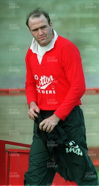 140195 - Wales Rugby Training - Derwyn Jones during training