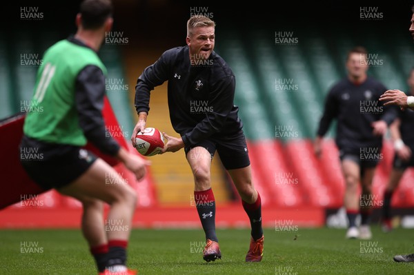 140319 - Wales Rugby Training - Gareth Anscombe during training