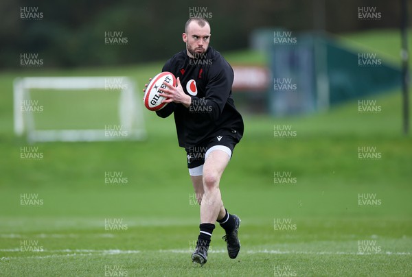 140324 - Wales Rugby Training ahead of their final 6 Nations game against Italy - Cai Evans during training