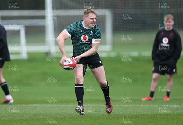 140324 - Wales Rugby Training ahead of their final 6 Nations game against Italy - Sam Costelow during training