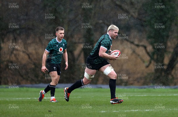 140324 - Wales Rugby Training ahead of their final 6 Nations game against Italy - Aaron Wainwright during training