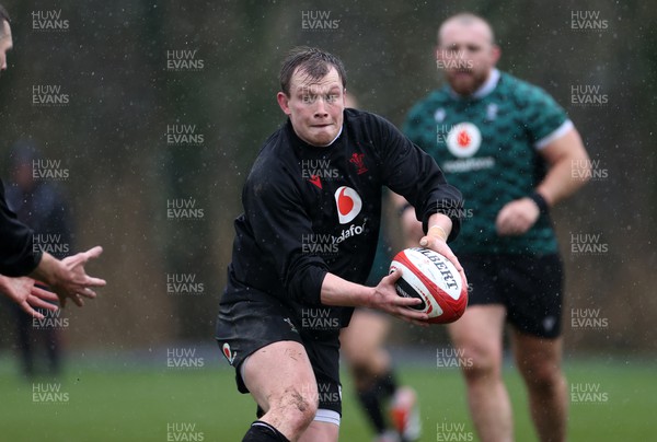 140324 - Wales Rugby Training ahead of their final 6 Nations game against Italy - Nick Tompkins during training