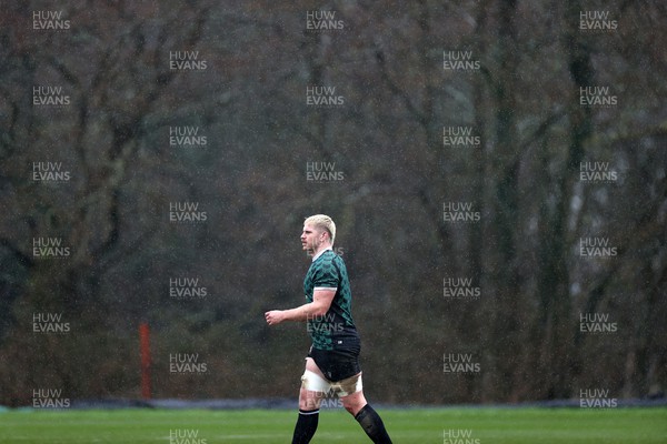 140324 - Wales Rugby Training ahead of their final 6 Nations game against Italy - Aaron Wainwright during training