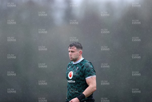 140324 - Wales Rugby Training ahead of their final 6 Nations game against Italy - Elliot Dee during training