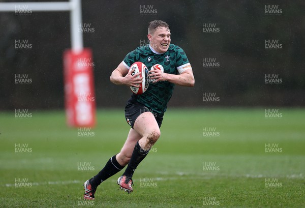 140324 - Wales Rugby Training ahead of their final 6 Nations game against Italy - Sam Costelow during training