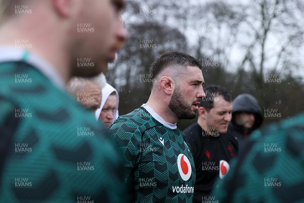 140324 - Wales Rugby Training ahead of their final 6 Nations game against Italy - Gareth Thomas during training
