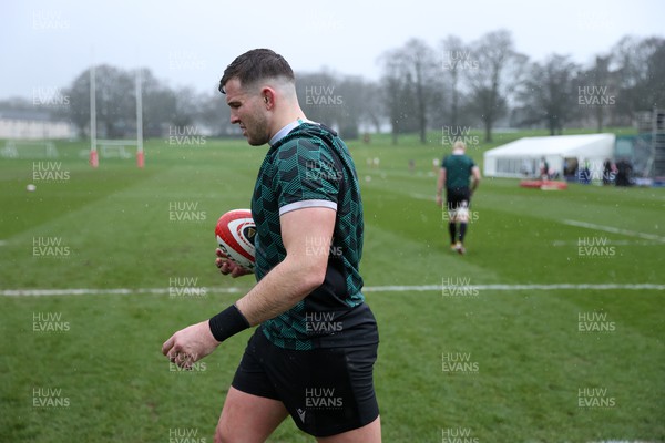 140324 - Wales Rugby Training ahead of their final 6 Nations game against Italy - Elliot Dee during training