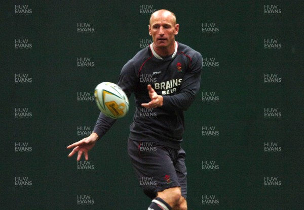 14.05.07 - Wales Rugby Training - Gareth Thomas during training 