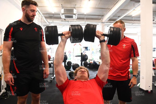 140622 - Wales Rugby Training - Alex Cuthbert, Rhys Patchell and John Ashby during a weights session