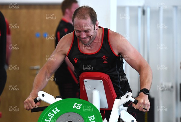 140622 - Wales Rugby Training - Alun Wyn Jones during a weights session
