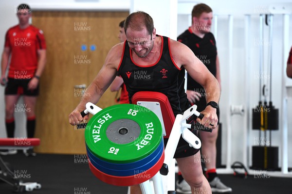 140622 - Wales Rugby Training - Alun Wyn Jones during a weights session