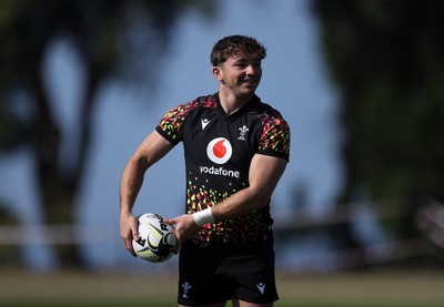 140726 - Wales Rugby Training in South Africa ahead of their game in Durban this weekend - Dan Edwards during training