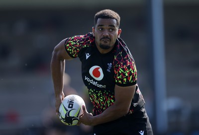 140726 - Wales Rugby Training in South Africa ahead of their game in Durban this weekend - Ben Thomas during training
