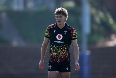 140726 - Wales Rugby Training in South Africa ahead of their game in Durban this weekend - Ellis Mee during training