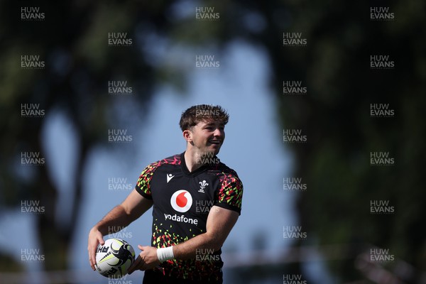 140726 - Wales Rugby Training in South Africa ahead of their game in Durban this weekend - Dan Edwards during training