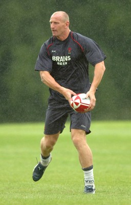 14.08.07 -  Wales Rugby Training - Gareth Thomas in action during training  