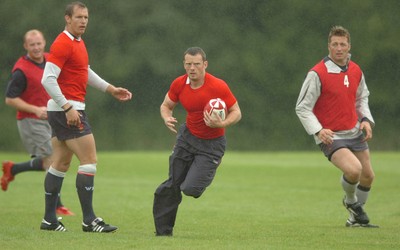 14.08.07 -  Wales Rugby Training - Kevin Morgan passes Dafydd James(L) and Ian Gough during training  