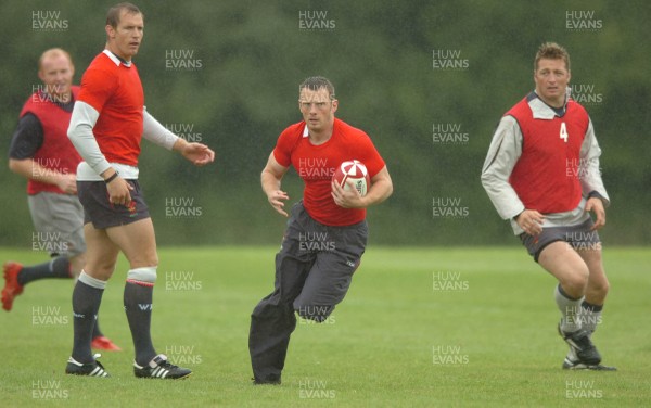 14.08.07 -  Wales Rugby Training - Kevin Morgan passes Dafydd James(L) and Ian Gough during training  