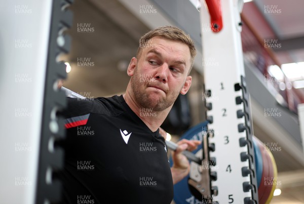 140823 - Wales Rugby Gym Session at the start of the week ahead of their final Rugby World Cup warm up game against South Africa - Dan Lydiate during training
