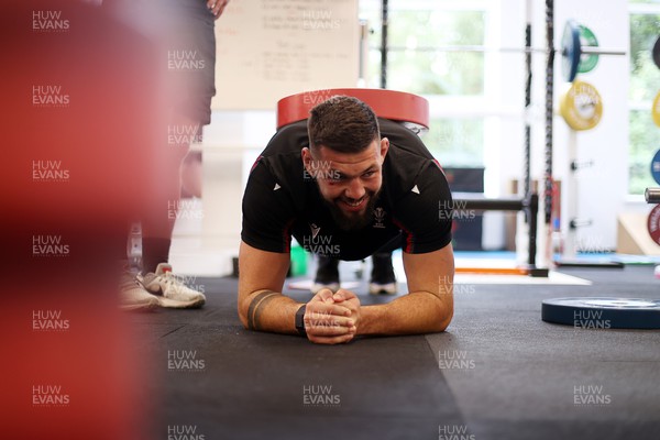140823 - Wales Rugby Gym Session at the start of the week ahead of their final Rugby World Cup warm up game against South Africa - Rhys Davies during training