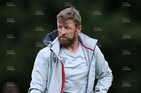 140823 - Wales Rugby Training at the start of the week ahead of their final Rugby World Cup warm up game against South Africa - Defence Coach Mike Forshaw during training